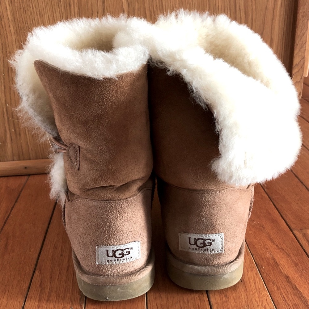 Bailey Button UGG boots. Size 9